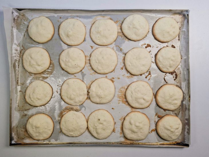 Biscoitos assando até a base ficar levemente dourada.