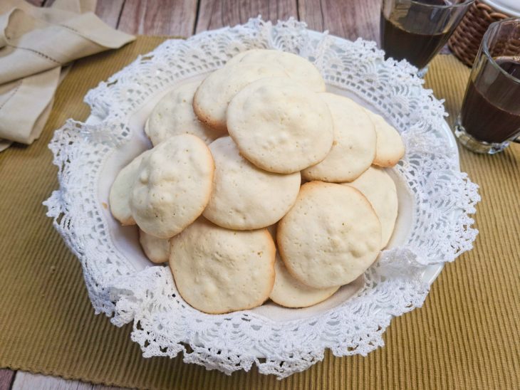 Biscoitos de araruta frios dispostos prontos para servir.