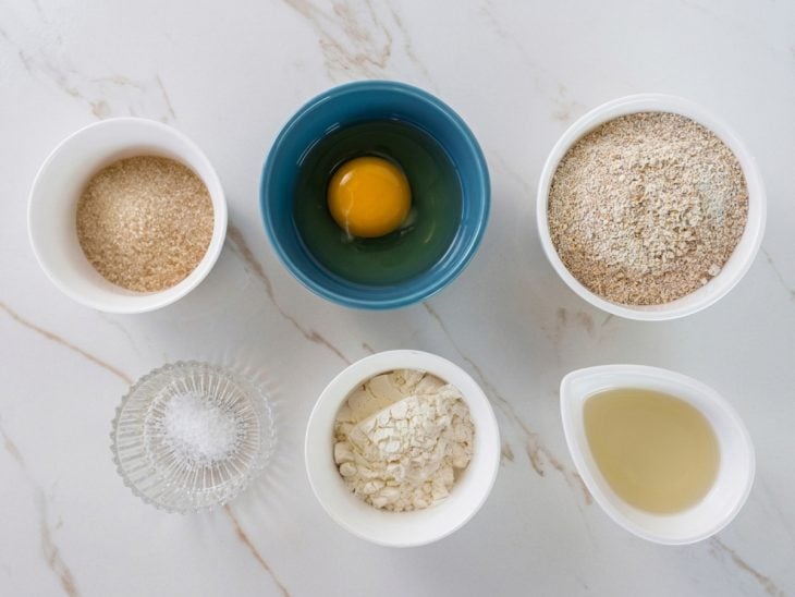 Ingredientes separados sobre a bancada.