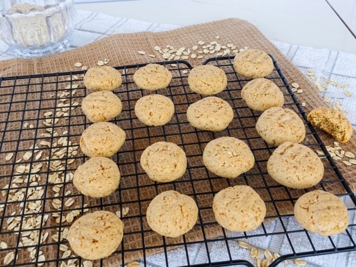 Biscoitos de aveia prontos para consumo.