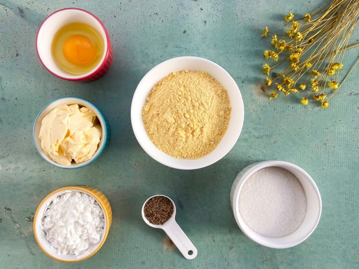 Ingredientes do biscoito de fubá com erva-doce fácil reunidos.