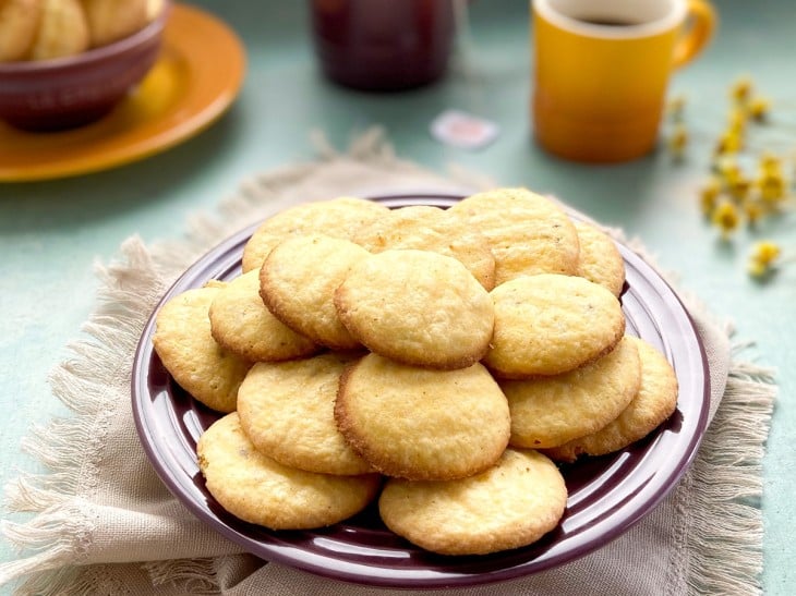 Biscoitos de fubá com erva-doce prontos e dispostos em um prato.