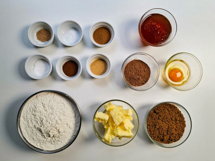 Ingredientes reunidos na bancada.