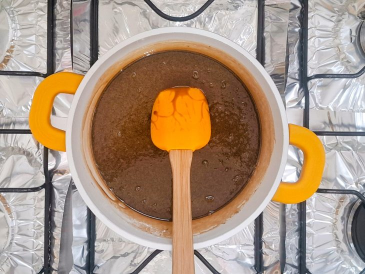 Em uma panela, o mel, o açúcar mascavo e a manteiga adicionados.