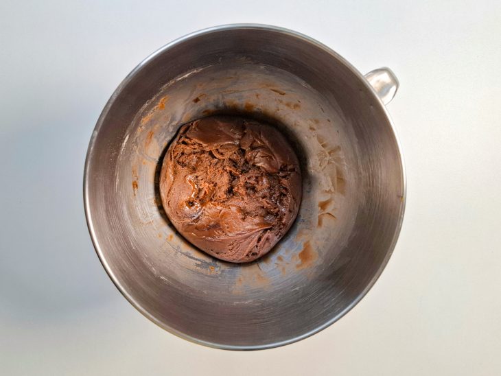 Na tigela, os ingredientes misturados em uma massa.