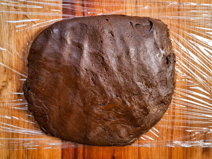 Na bancada, a massa disposta em cima de um plástico.