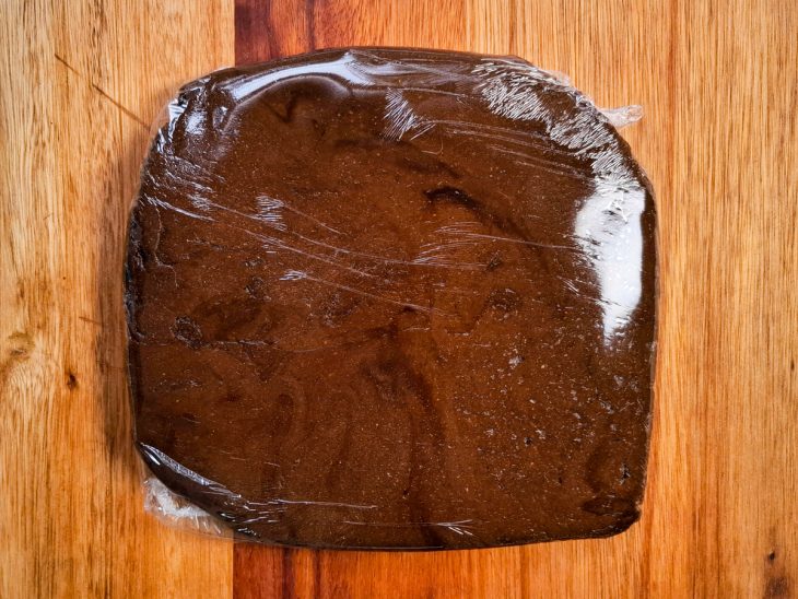 Na bancada, a massa embalada no plástico.