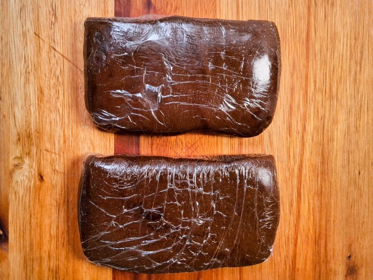 Massa dividida em duas partes iguais.