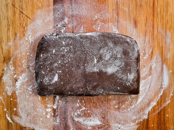 Na bancada, massa polvilhada com farinha de trigo.