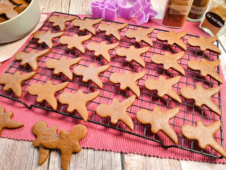 Biscoitos transferidos para uma grade para esfriarem.