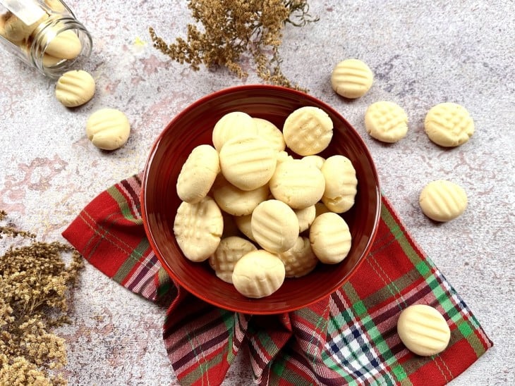 Um recipiente contendo vários biscoitos de maizena.