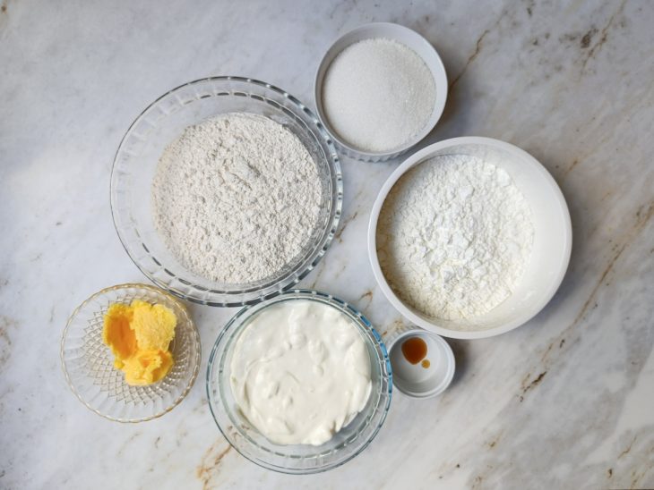 Ingredientes reunidos na bancada.