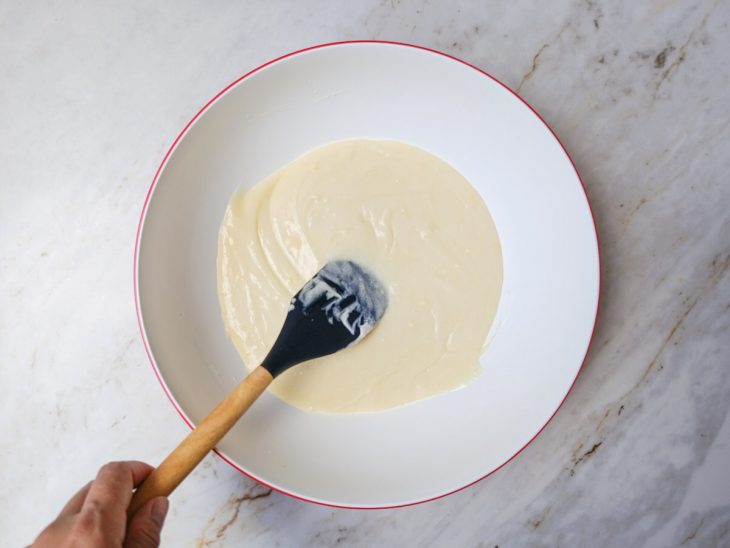 Na tigela, os ingredientes misturados.