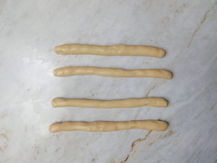 Na bancada, a massa porcionada.