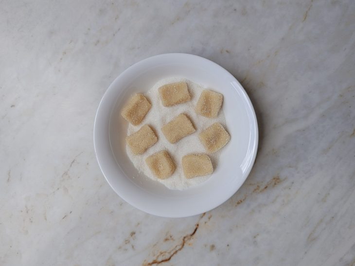 Num prato, os cubos de massa modelados.