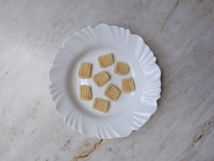 No prato, os biscoitos marcados com o garfo.