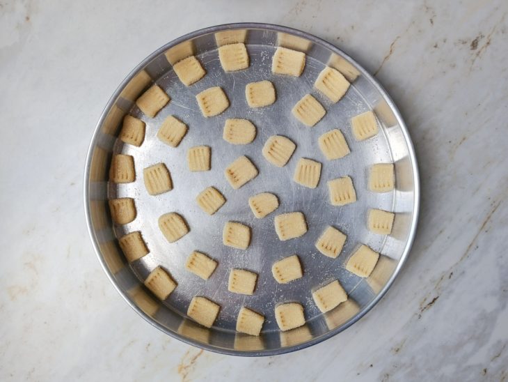 Biscoitos transferidos para a forma.