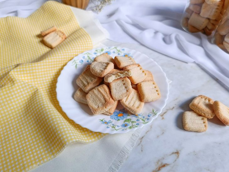 Biscoitos prontos, servidos em prato.