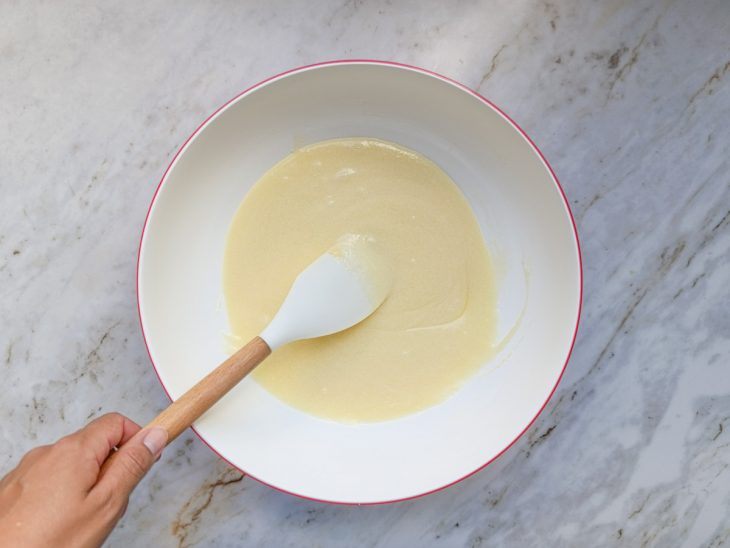 Na tigela, a nata, o açúcar e a manteiga misturados.