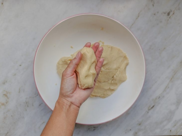 Porção da massa tirada mostrando a textura.