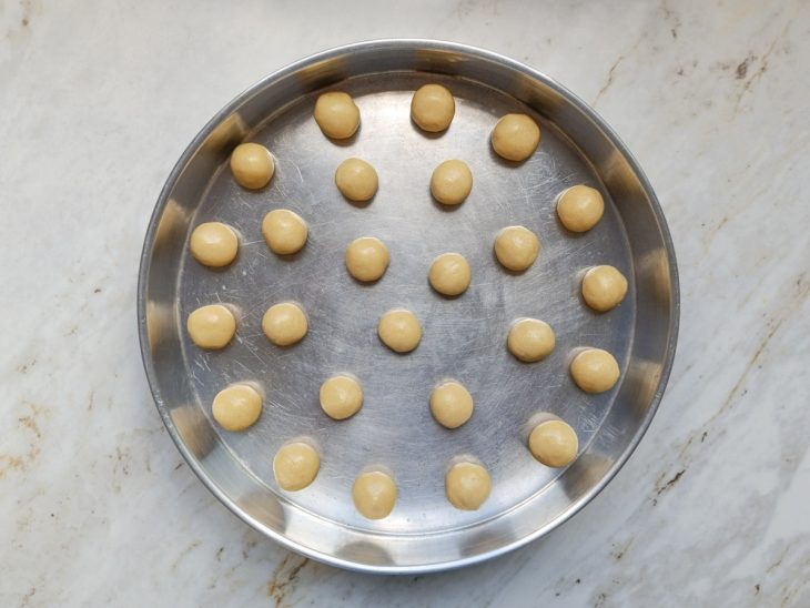 Bolinhas da massa distribuídas na forma.