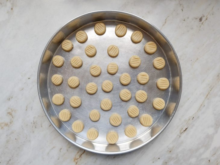 Bolinhas achatadas com um garfo.