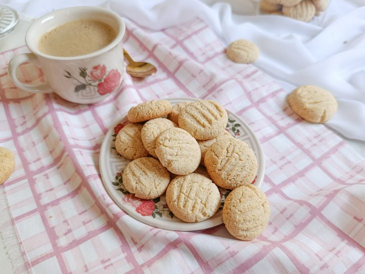 Biscoitos pronto, servidos em pratinho.