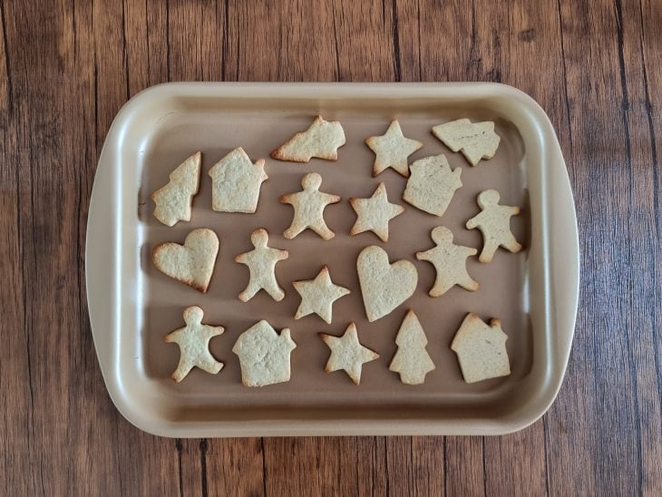 Biscoitos assados na forma.