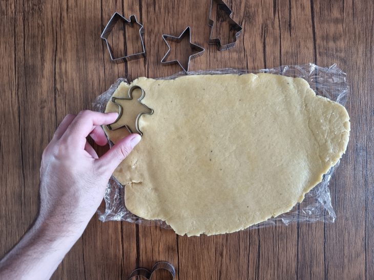 massa sendo cortada com os moldes temáticos natalinos.