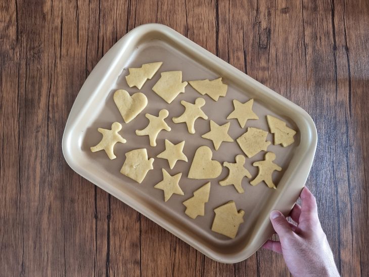 Forma com biscoitos em formatos variados.