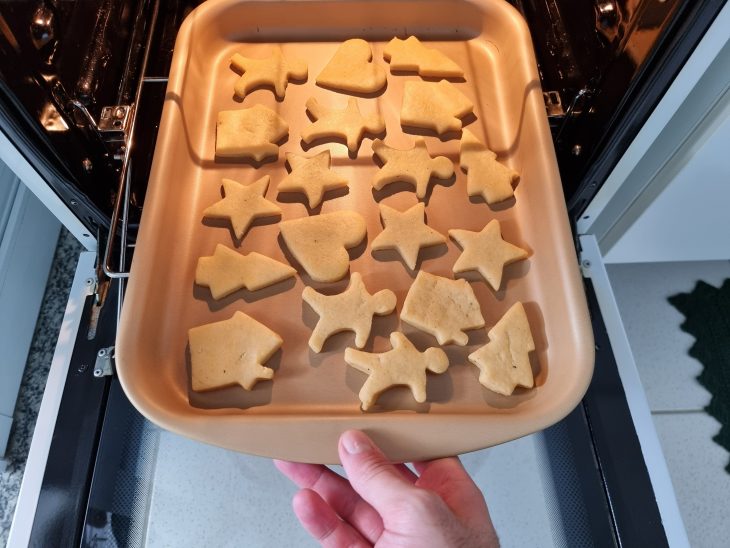 Forma com biscoitos sendo colocada no forno.
