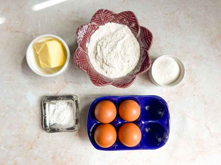 Ingredientes separados e organizados sobre a bancada.