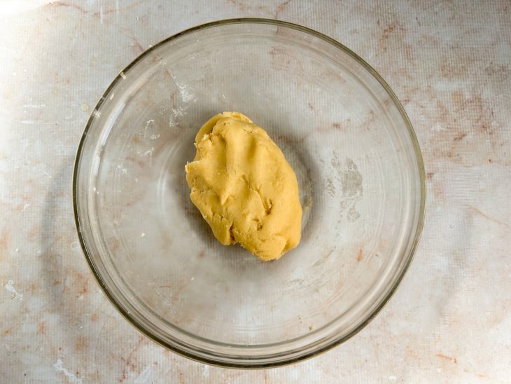 Ovos sendo adicionados à massa.