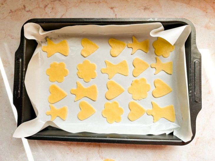 Biscoito cortados na assadeira.