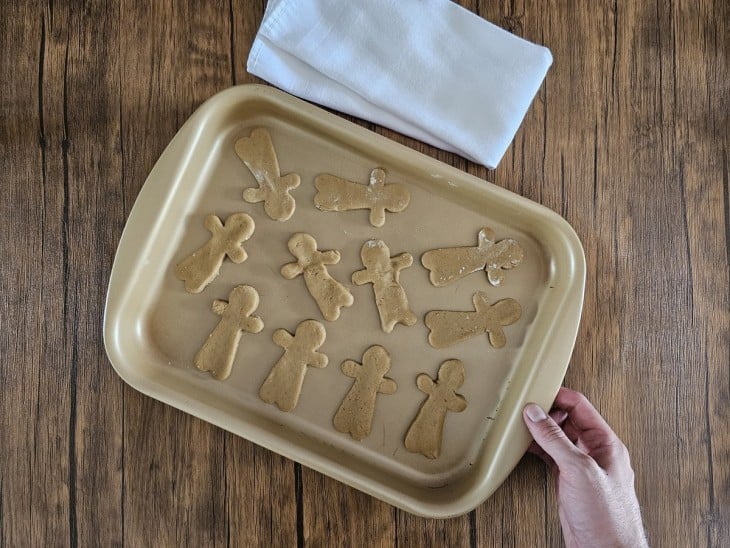 Biscoitos de Natal cortados e dispostos na travessa.