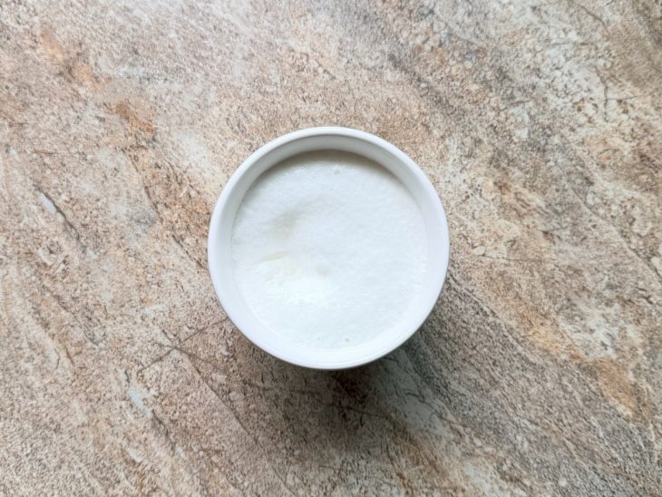 Leite com sal amoníaco espumando em recipiente separado.