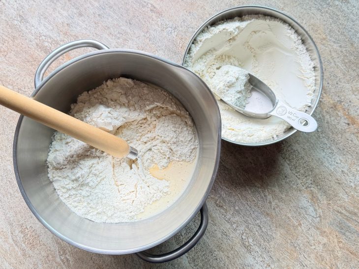 Farinha sendo adicionada aos poucos e massa ganhando corpo.