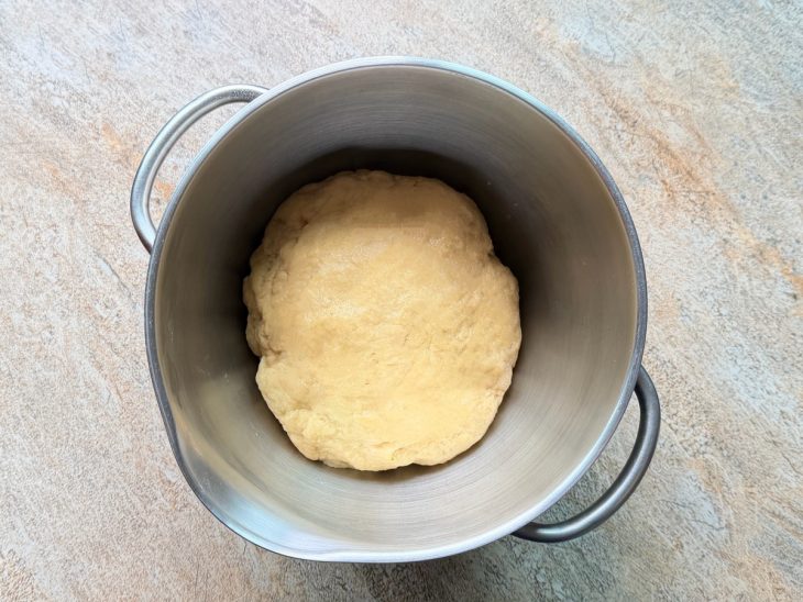 Massa modelada e pronta, com textura lisa e firme.