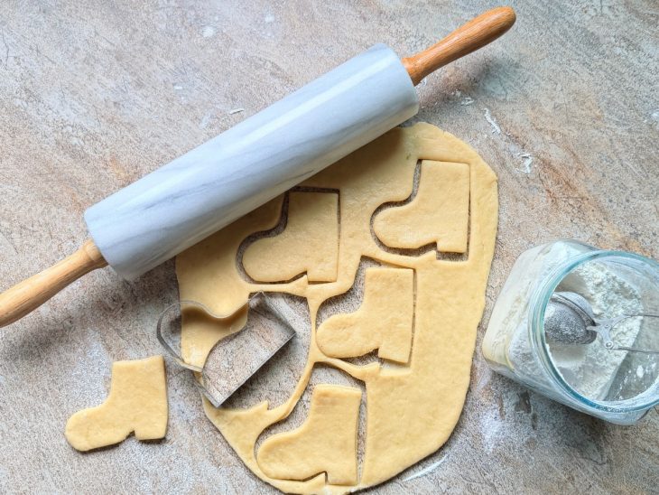 Biscoitos cortados com moldes natalinos.