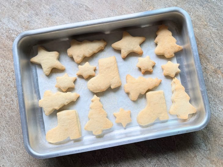 Biscoitos assando no forno até dourar nas bordas.