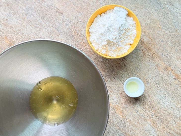 Claras sendo batidas até espumar na batedeira.