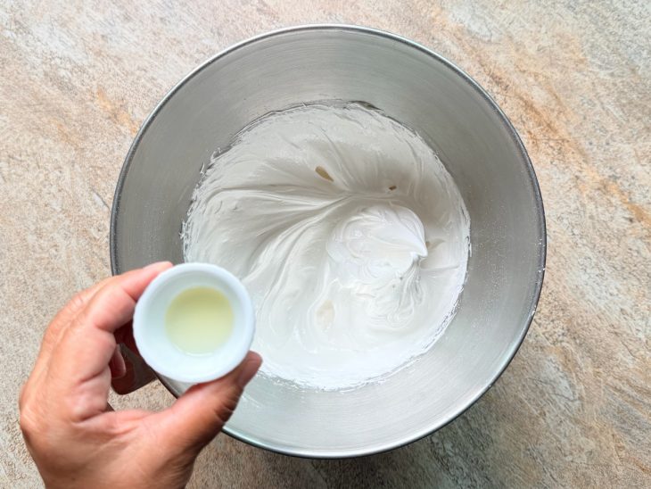 Glacê branco firme e brilhante formado com açúcar e limão.