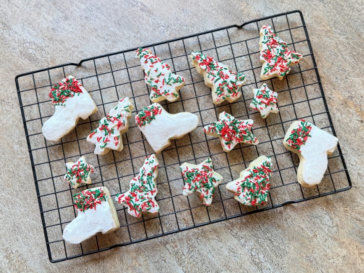 Biscoito de Natal com glacê dispostos sobre grade.