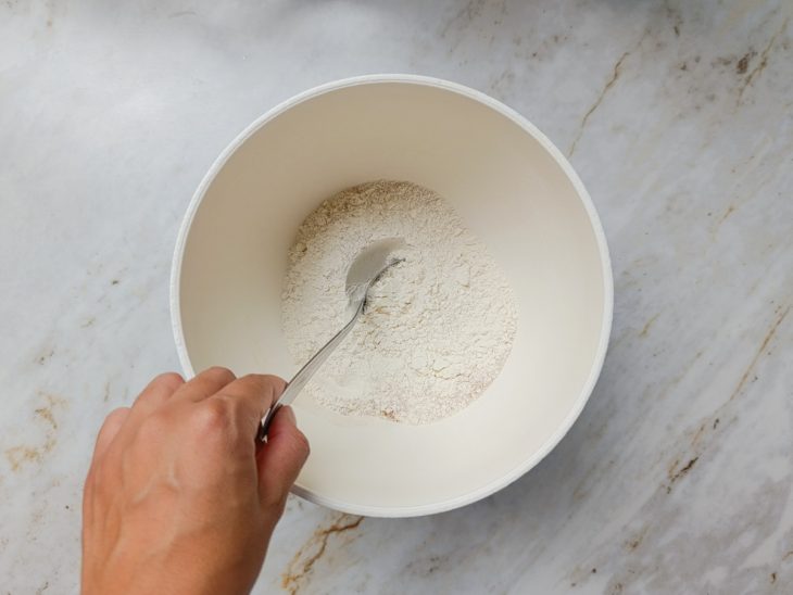 Ingredientes num recipiente redondo.