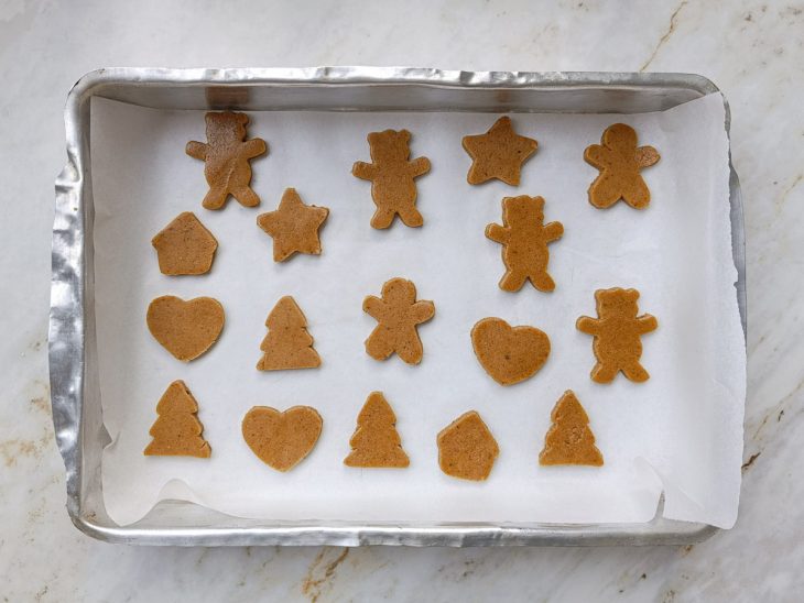 Biscoitos cortados em formato e acomodados na assadeira.