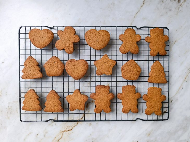 Biscoitos sobre uma grade.