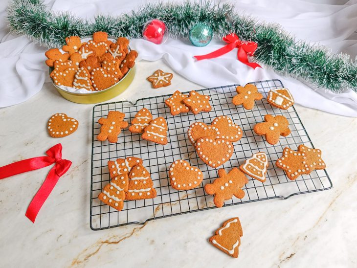Biscoitos de Natal de gengibre decorados e prontos para consumo.