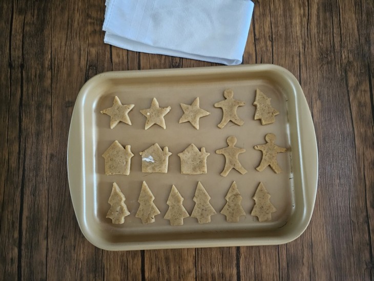 Uma forma contendo biscoitos crus.