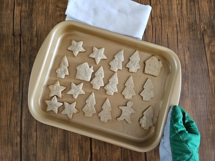 Uma forma contendo biscoitos de Natal de nozes.