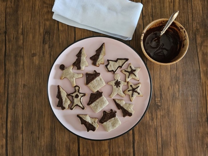 Um prato contendo biscoitos de Natal de nozes.